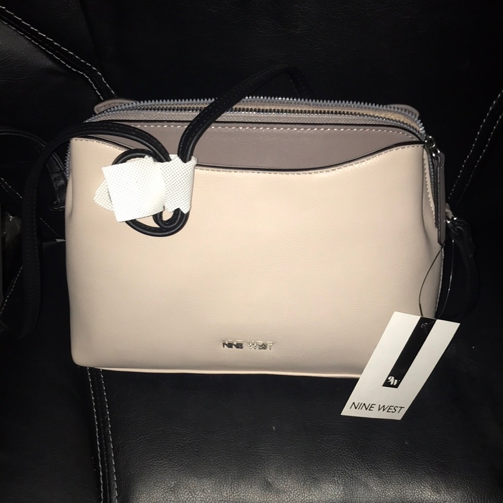 Nine West woman hand bag beige with black straps nwt